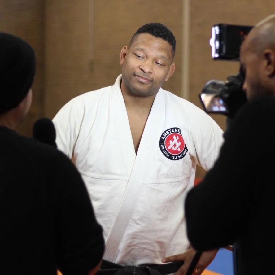 Raoul Hiwat, hoofdinstructeur van AmsterdamBJJ, in gi op de mat